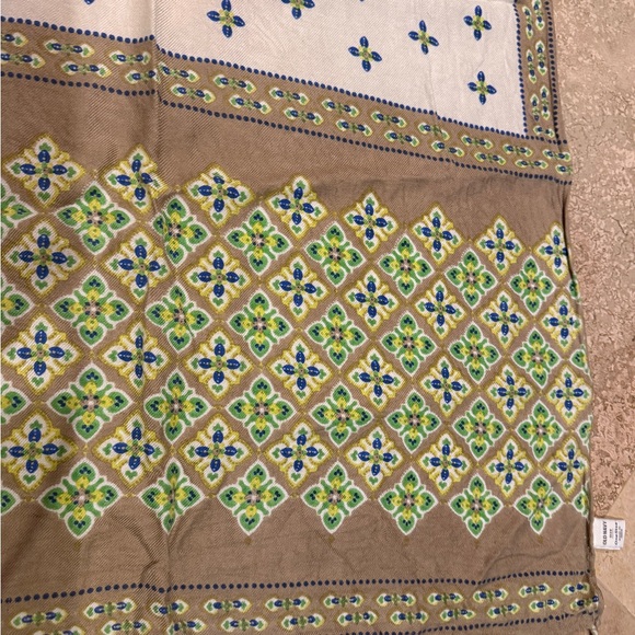 Chic Large Patterned Scarf - Picture 2 of 6